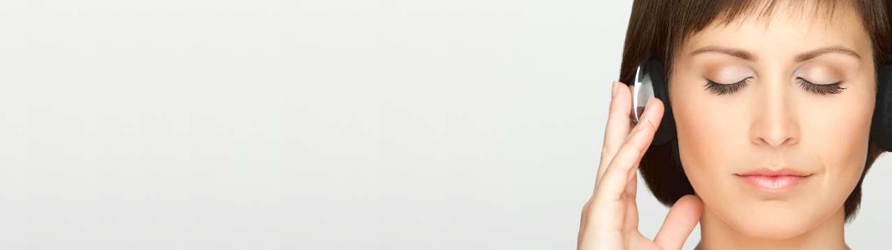 Kvinna som lyssnar på en e-ljudbok.